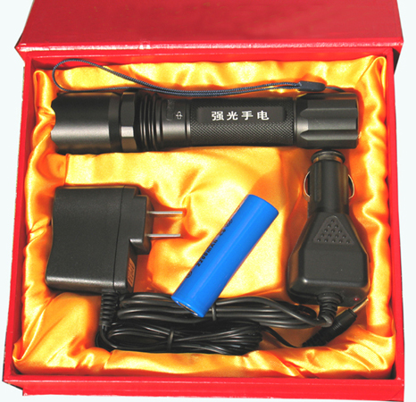   神火警用戰(zhàn)術(shù)強(qiáng)光手電包裝展示